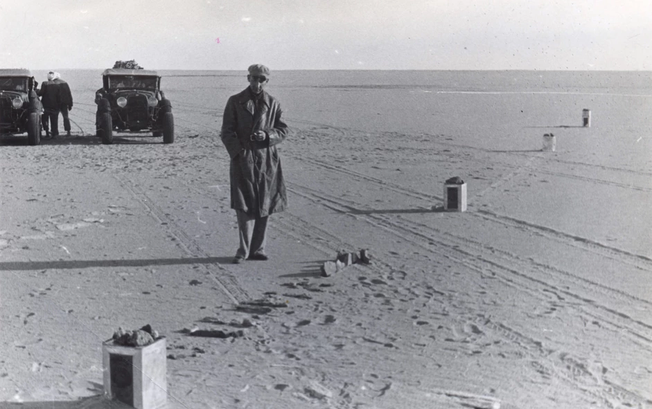 Ein Schwar-Weiß Foto von Ladislaus Almásy in der Wüste