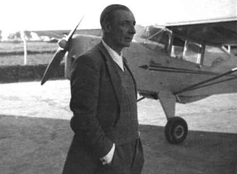 Ladislaus Almásy vor seinem Flugzeug 