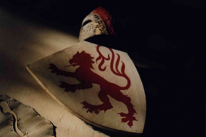 Ein mittelalterliches Wappen das einen roten Löwen auf weißem Grund zeigt